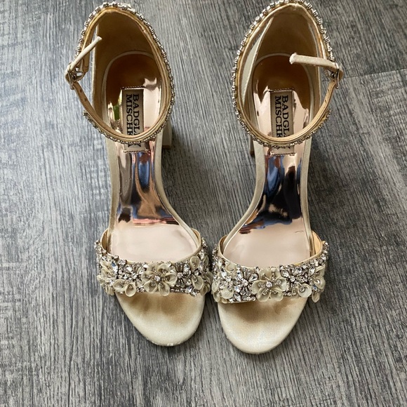 Badgley Mischka Finesse Heels, ivory satin wedding shoes, Size 6 - Picture 4 of 9